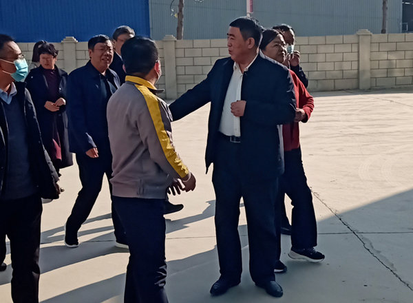 河南省農業(yè)廳專家驗收小組對蘭考花生基地及特香型花生油加工設備進行綠色食品加工認證驗收(圖1)