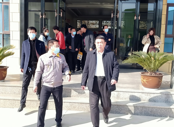 河南省農業(yè)廳專家驗收小組對蘭考花生基地及特香型花生油加工設備進行綠色食品加工認證驗收(圖2)