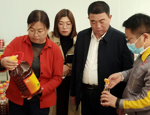 河南省農業(yè)廳專家驗收小組對蘭考花生基地及特香型花生油加工設備進行綠色食品加工認證驗收(圖3)