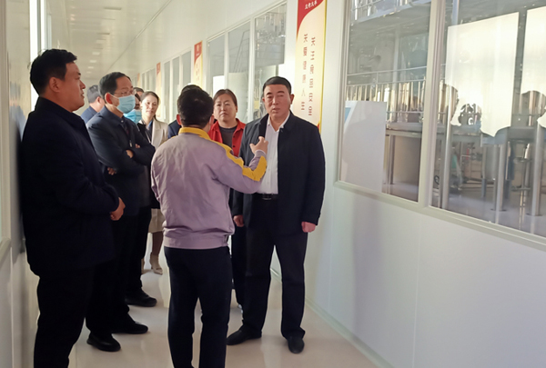 河南省農業(yè)廳專家驗收小組對蘭考花生基地及特香型花生油加工設備進行綠色食品加工認證驗收(圖5)